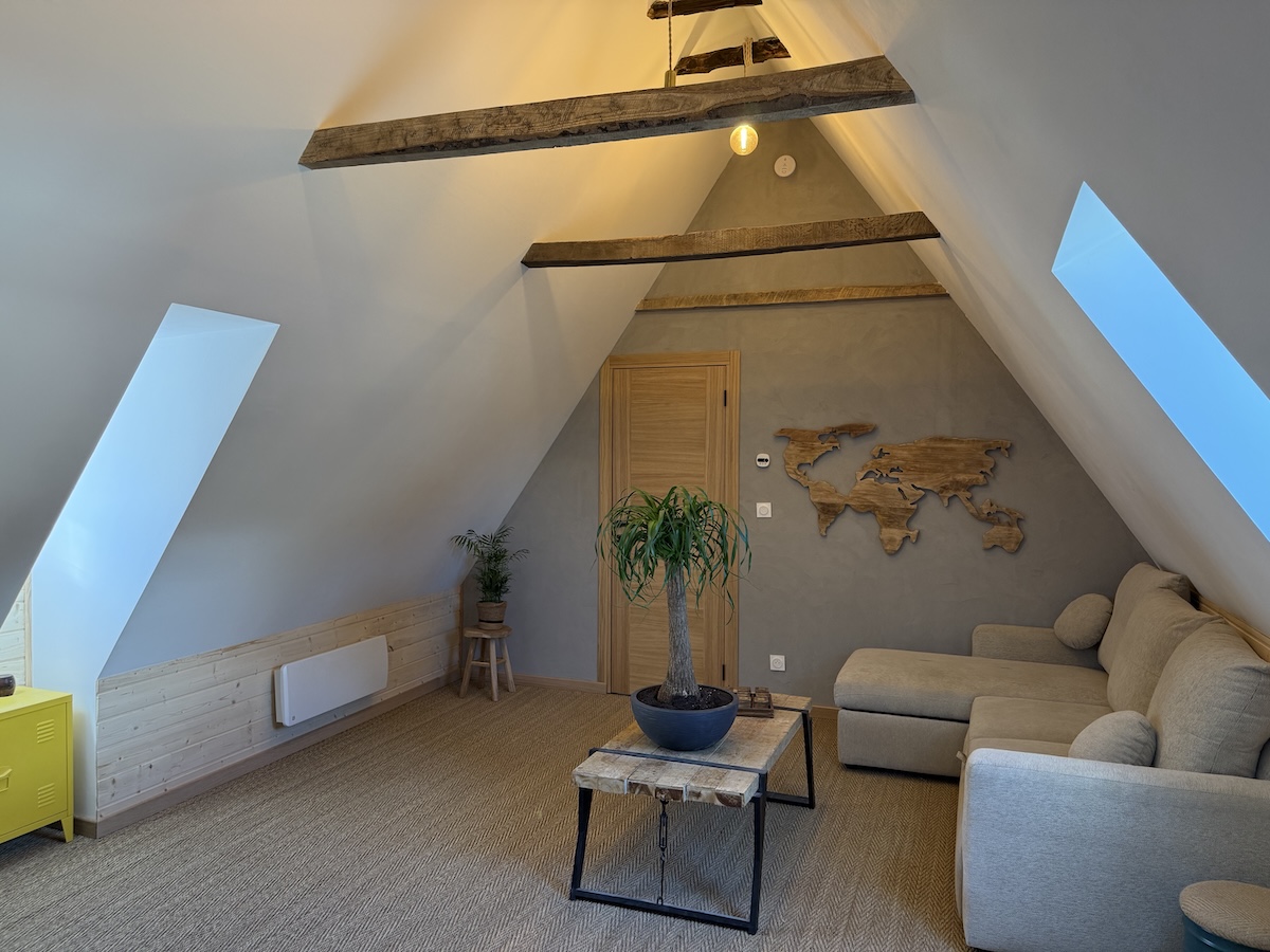 Coin salon sous les combles, carte du monde en bois