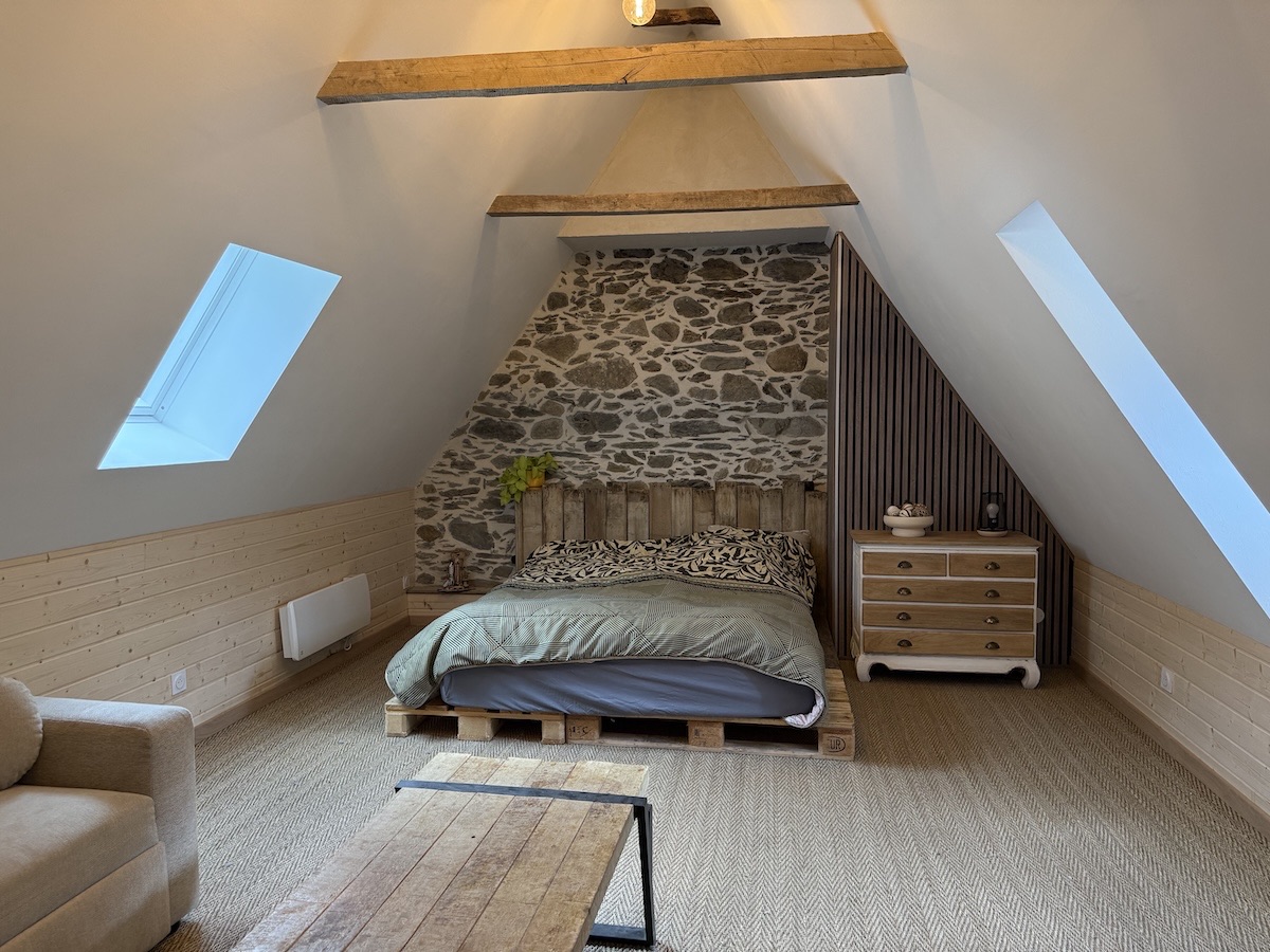 Chambre à l'étage avec tête de lit en palette