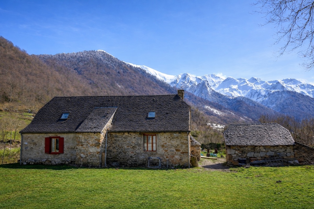 La maison au pied des Pyrénées enneigées