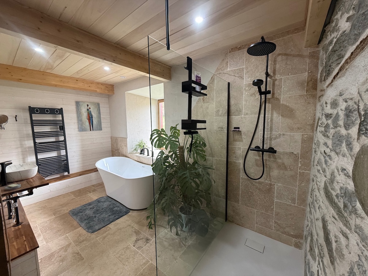 Détail de la salle de bain à l'étage