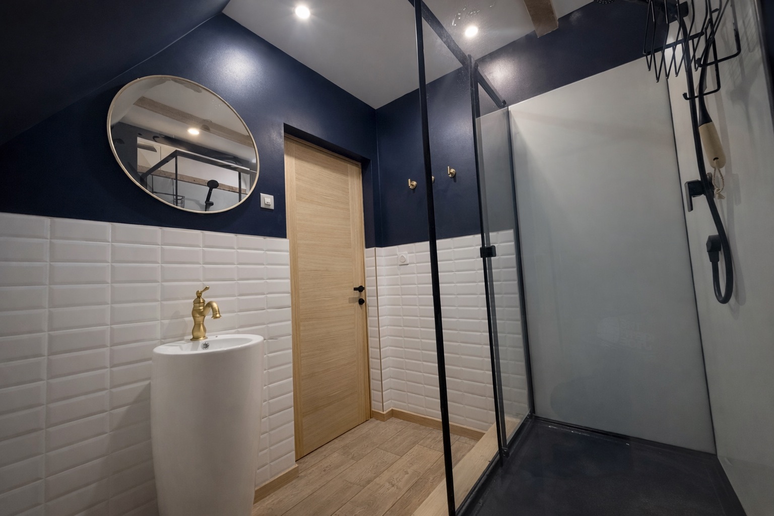 Salle de bain à l'étage, baignoire îlot et pierre de travertin