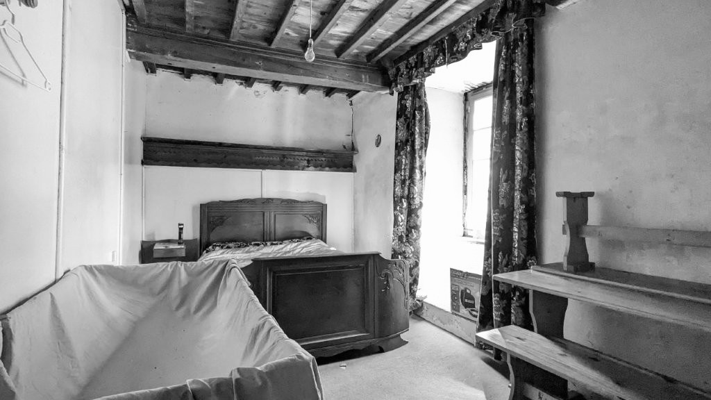 Une ancienne chambre avant travaux, meubles bâchés