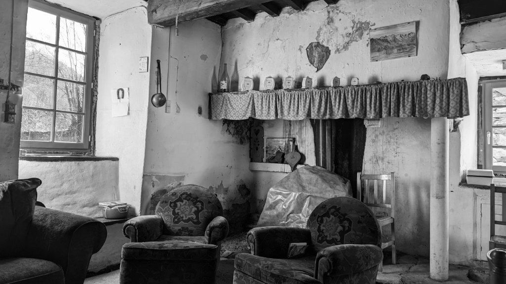 L'ancien salon avant travaux, cheminée et fauteuils d'origine