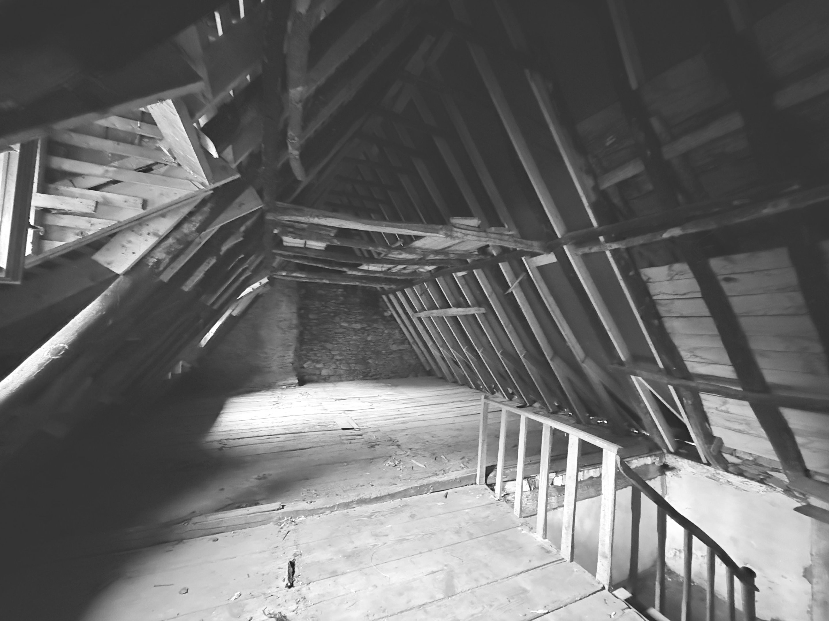 Les combles pendant le chantier, mur en pierre apparent