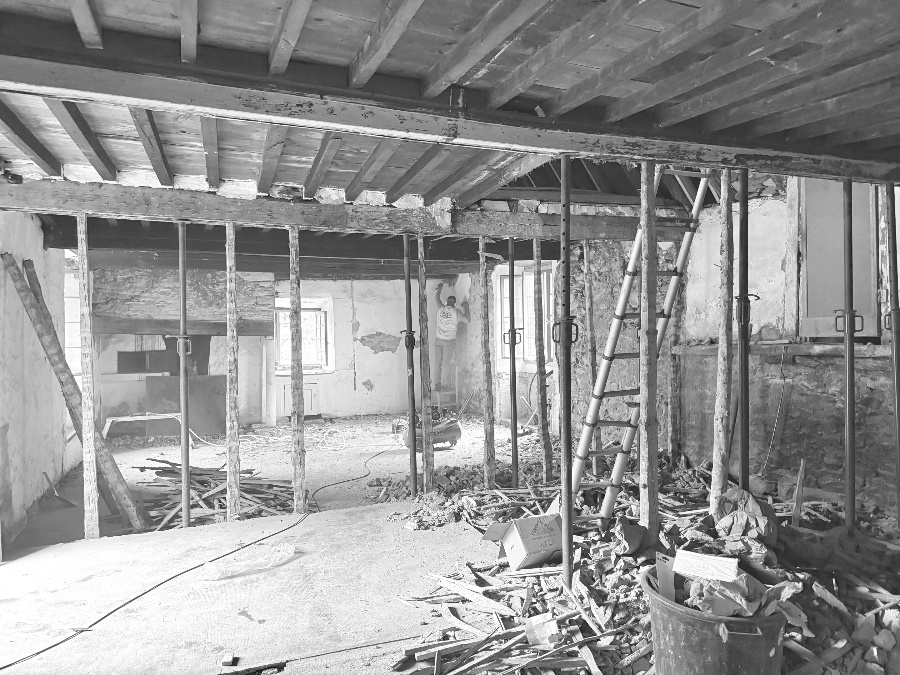 Le chantier en cours, charpente à nu