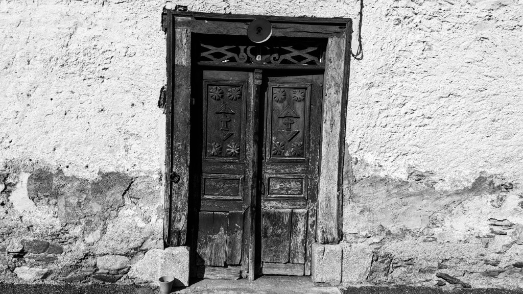 La porte d'entrée ancienne, classée au patrimoine