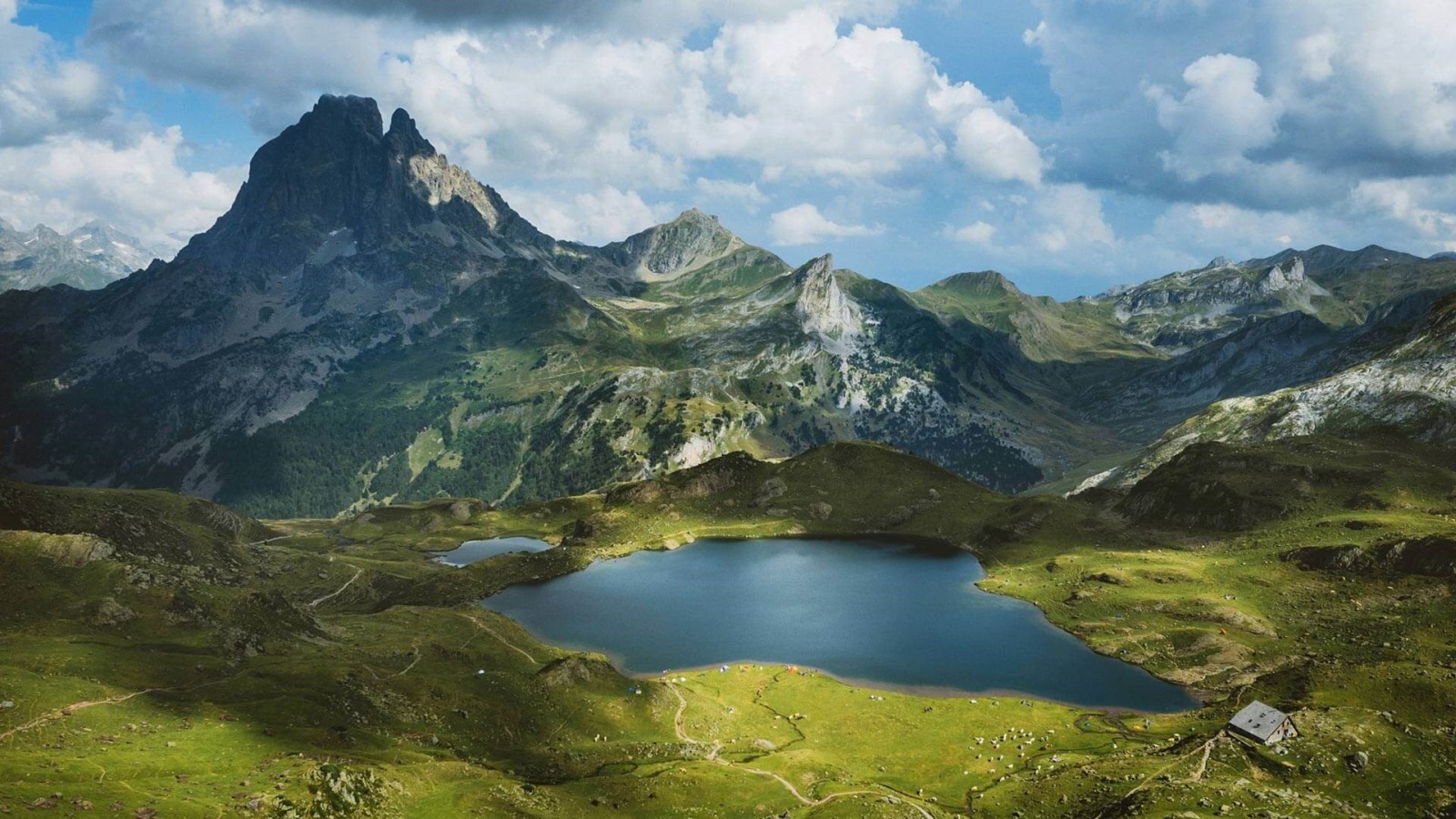 Panorama sur les sommets et un lac de montagne en Occitanie, Pyrénées