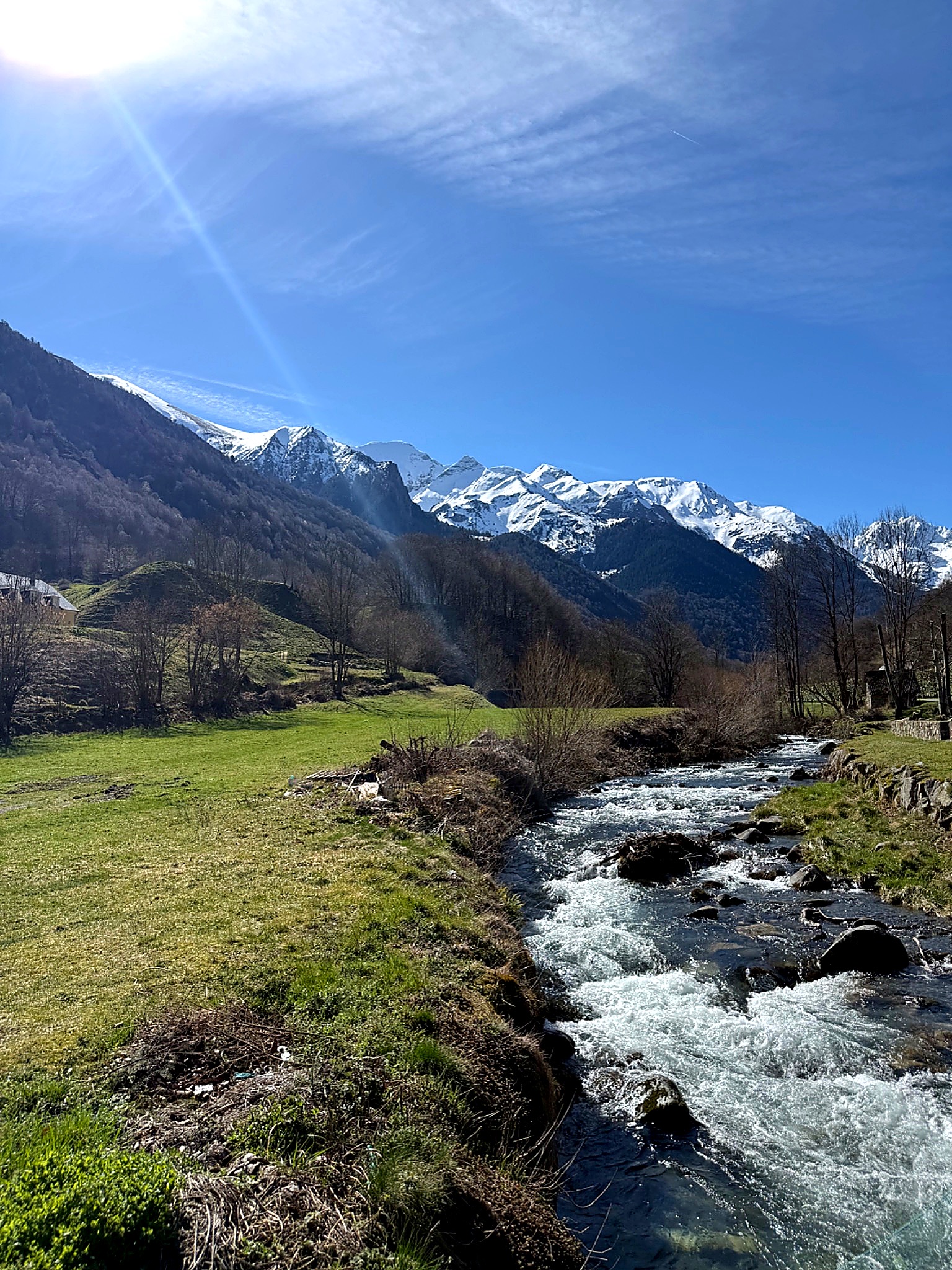 Rivière de montagne et sommets enneigés autour d'Estaing