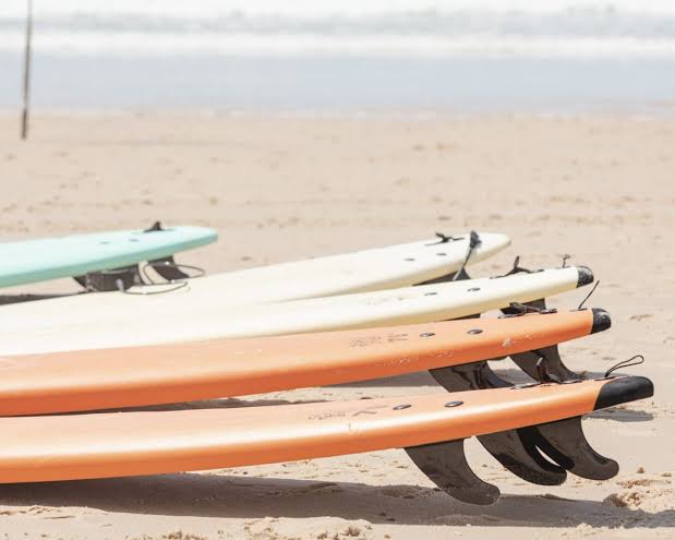 Planches de surf posées sur le sable