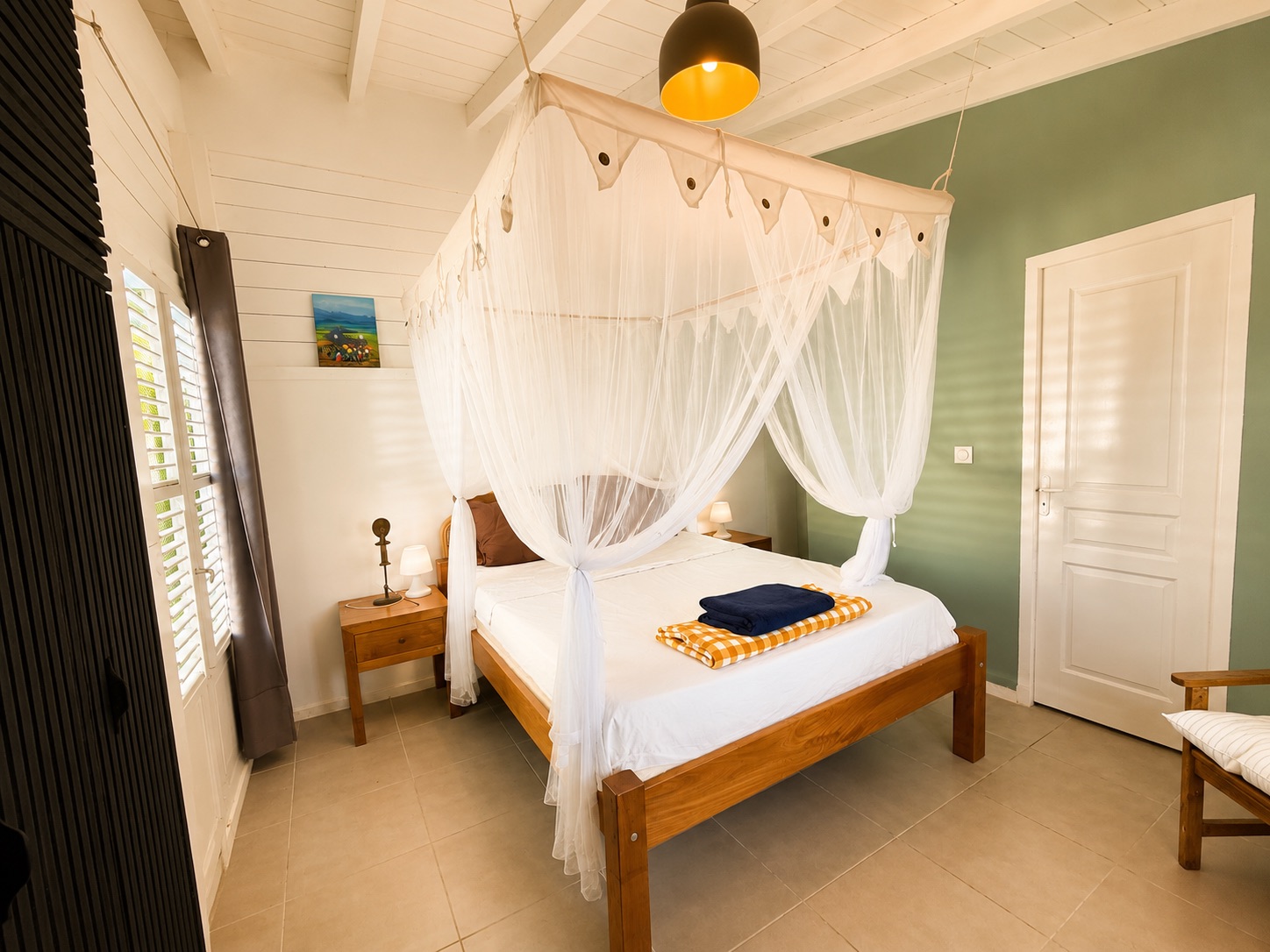 Chambre avec lit à baldaquin