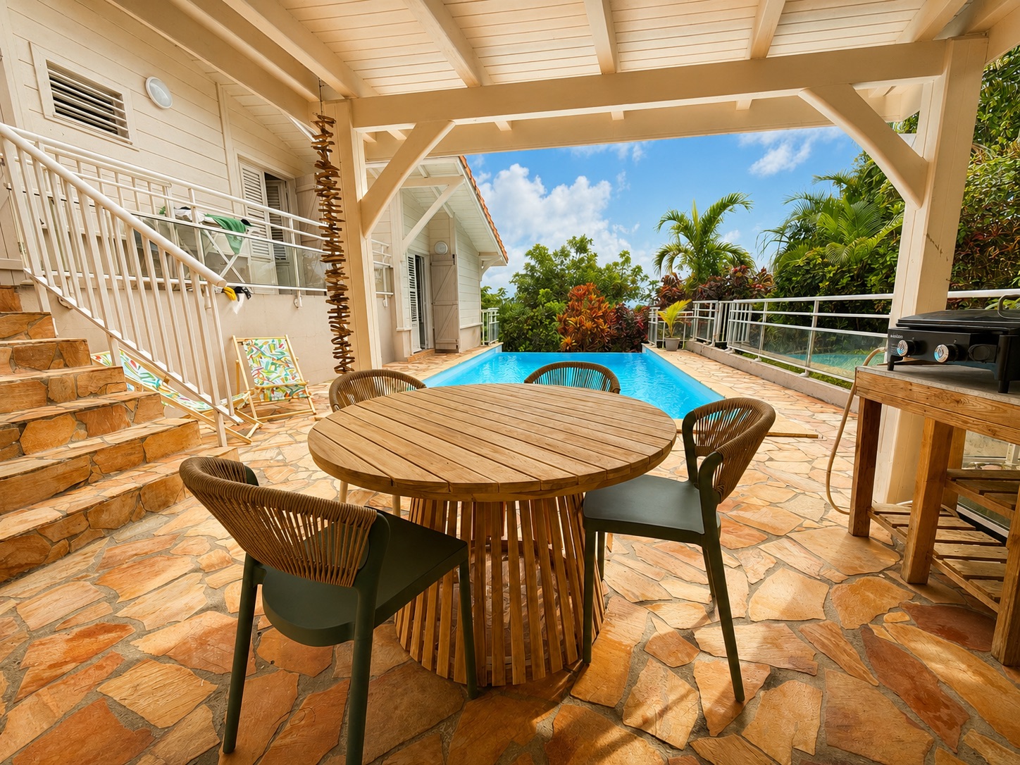 Terrasse couverte, piscine et coin repas extérieur