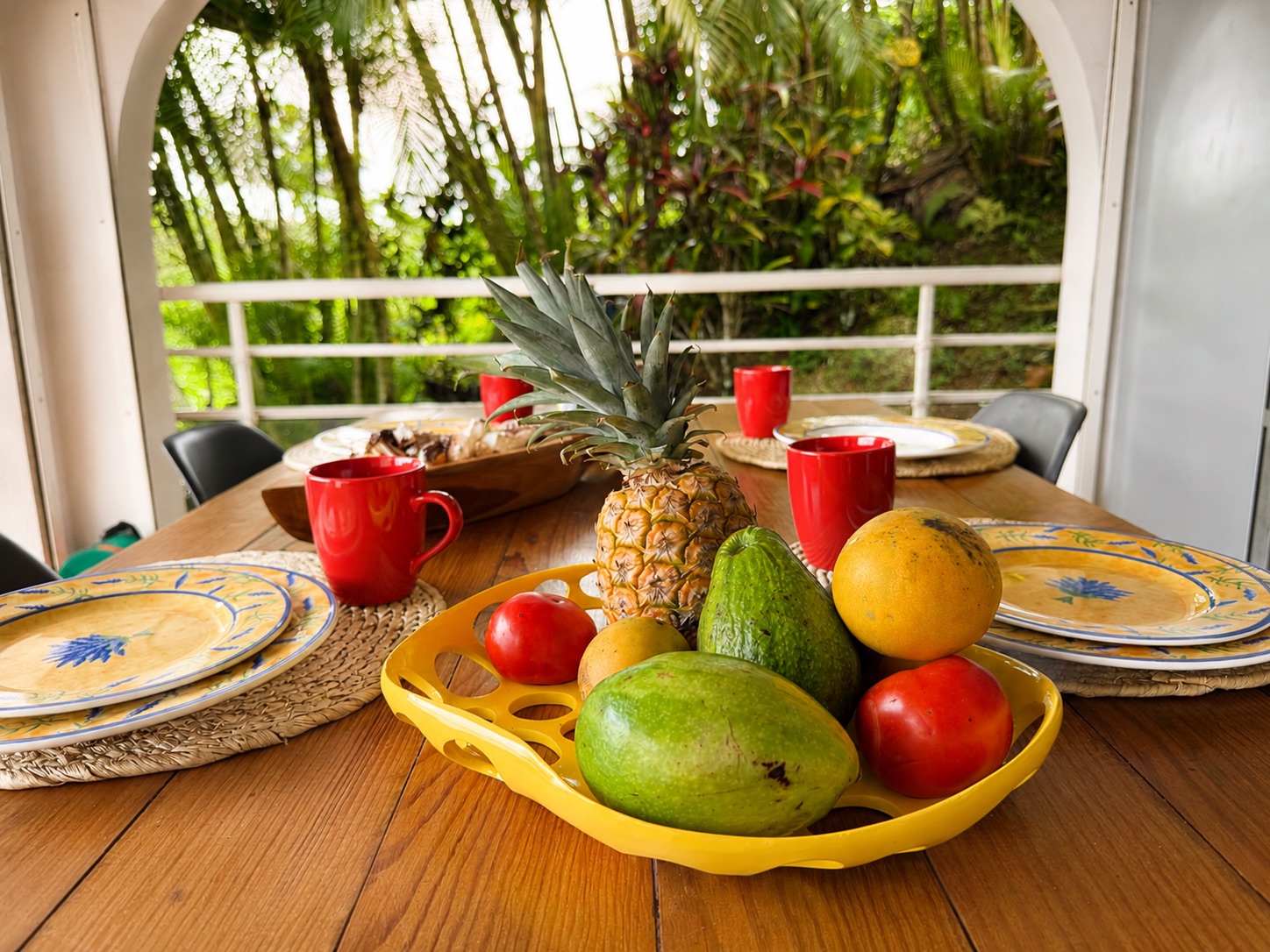 Corbeille de fruits tropicaux sur la table à manger