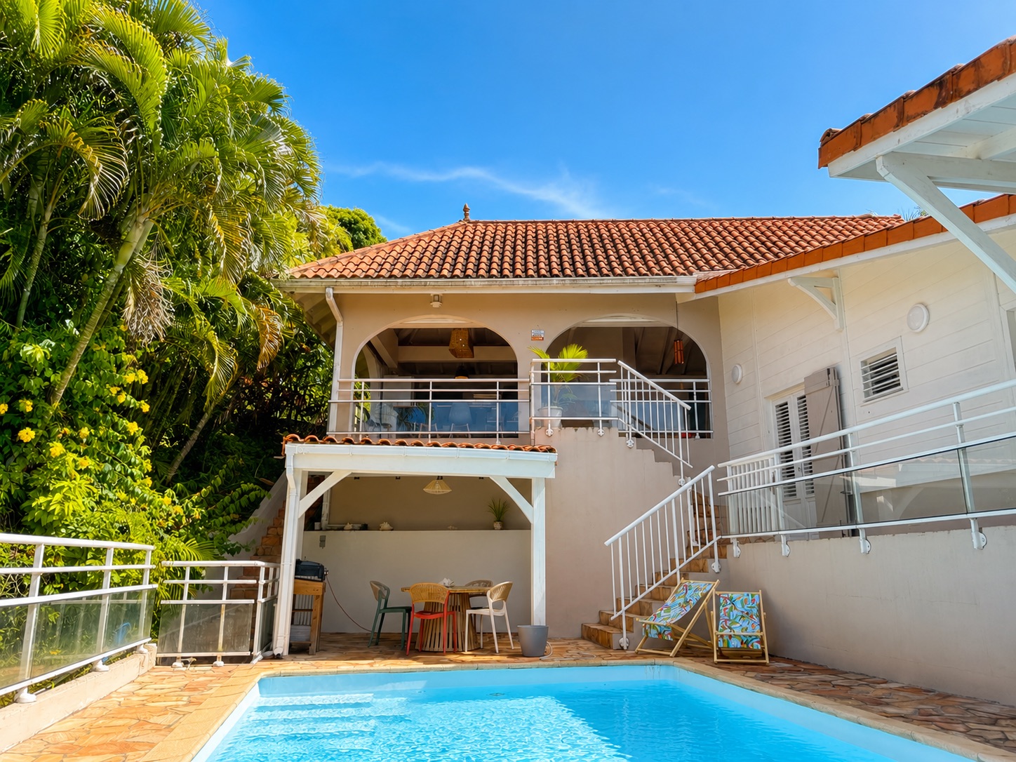Façade de la villa et piscine