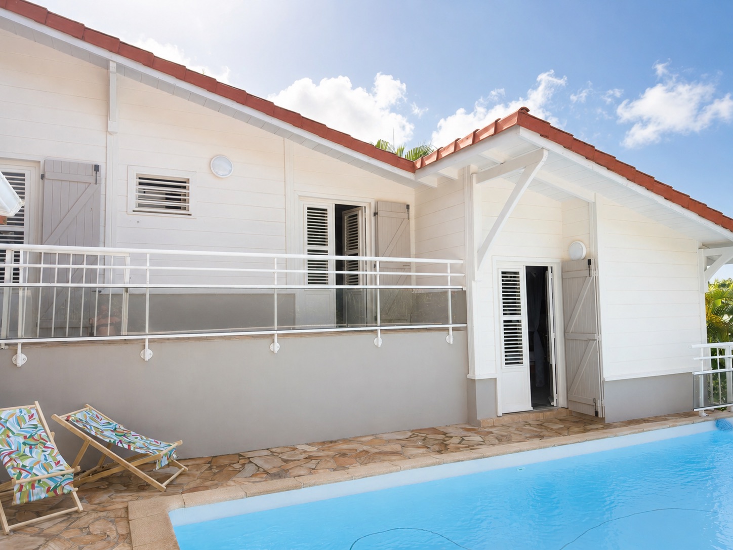 Façade et balcon de la villa