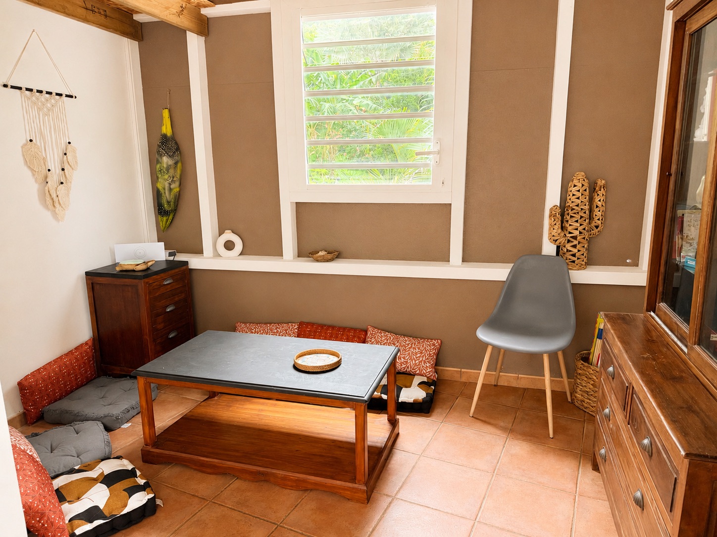 Salon avec vue sur le jardin
