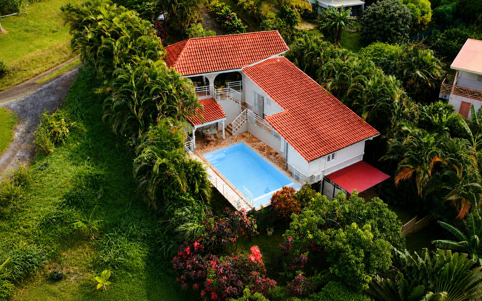 Vue aérienne de la Villa Alakaza, sa piscine et son jardin tropical